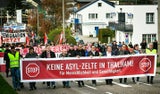 Demo gegen Zeltquartier für Flüchtlinge