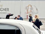 Jane Fonda verweigerte die Limousine und stieg in Lugners BMW ein