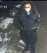 Trafik-Verkäufer niedergestochen: Polizei sucht diese Männer
