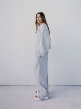 Hailey Bieber mischt Stil mit Komfort