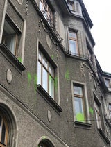 Farbbeutel-Anschlag auf Ordination von Ex-Politiker