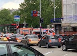BMW kracht in Fußgänger: 26-Jähriger in Lebensgefahr & weitere Verletzte