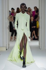 Hi-Tech, Eleganz und Tribute bei der Pariser Fashion Week
