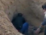 Sohn begräbt seine Mutter bei lebendigem Leib