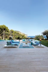 Das kultige Mah Jong Sofa, das in den 1970er-Jahren Hans Hopfer für Roche Bobois entwarf, ist auch im Outdoor-Bereich ein wunderschönes Highlight. roche-bobois.com 