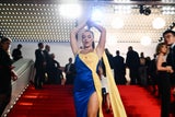 Skandal in Cannes: Frau im Ukraine-Kleid sorgt für blutigen Protest