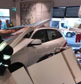 42-jährige Lenkerin crasht in Shop: Zwei Verletzte