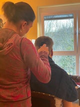 Innenminister lässt sich von seiner Frau die Haare schneiden
