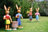 Bis zu zwei Meter große Erzgebirge-Hasen stehen im Garten vier Wochen lang Wache.
