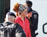 Aktivisten blockierten den Wiener Ring und seilten sich von Aspernbrücke ab