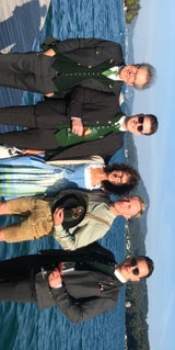 Familientreff am Wörthersee. Huberta mit ihrem Mann Gert (li.) und ihren Söhnen (v. li.) Unternehmer Toni, Tänzer Willi und Musiker Andreas. 