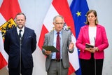 Staatssekretär Sepp Schellhorn (NEOS), Finanzminister Markus Marterbauer (SPÖ) und Sts. Barbara Eibinger-Miedl (ÖVP) anlässlich einer Pressekonferenz im Rahmen der Verhandlungen zum Stabilitätspakt zwischen Bund und Ländern am Freitag, 28. November 2025, in Wien.&nbsp;&nbsp;