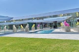 Sechs Löwen – ebenfalls in den Lieblingsfarben der Temmers – säumen den großen Swimmingpool.  