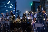 Peking-kritische Demonstranten stürmten Parlament