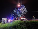 LKW-SATTELZUG STÜRZTE AUF DER A2 IN NÖ IN GRABEN