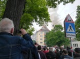Dachbrand in Mehrparteienhaus - Fünf Verletzte