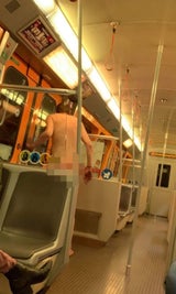 Nackter ohne Maske in U-Bahn: Polizei-Einsatz!