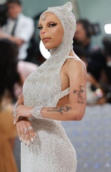Doja Cat in Oscar de la Renta als Choupette&nbsp;