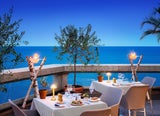 Gelegen zwischen dem Casino Monte-Carlo und der Mittelmeerküste gehört das Fairmont Monte Carlo mit 596 Zimmern und Suiten, alle mit Balkon, zu den beliebtesten Hotels der Stadt. Sie vereinen den Stil der Belle Époque mit modernen Elementen.