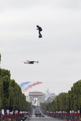 Fliegender 'Iron Man' ist Hauptattraktion bei Feiern zum 14. Juli