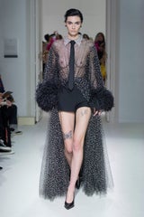 Hi-Tech, Eleganz und Tribute bei der Pariser Fashion Week