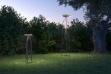Die Trilix Außenleuchte von Artemide verfügt über einen Sockel, der standhaft ist, aber auch als Gerüst für Kletterpflanzen dienen kann.artemide.com&nbsp;&nbsp;