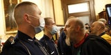 Bewaffnete Lockdown-Gegner stürmen Parlament
