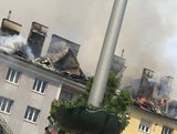 Dachbrand in Mehrparteienhaus - Fünf Verletzte
