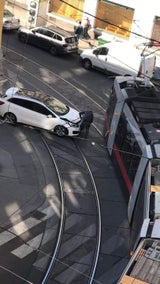 Pkw crasht mit Bim in Ottakring
