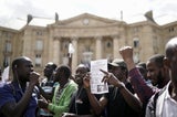 Hunderte Migranten besetzen Pariser Pantheon