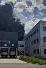 Riesige Rauchwolke über Wien: Brand in Post-Verteilzentrum