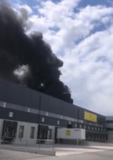 Riesige Rauchwolke über Wien: Brand in Post-Verteilzentrum