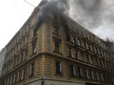 Heldenhafte Rettung: Feuerwehr rettet Baby aus Feuer-Wohnung
