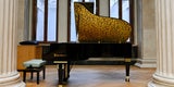 Vergoldetes Klavier im Parlament