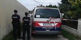 Austria-Ikone mit Schirmständer und Hammer erschlagen