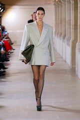 Hi-Tech, Eleganz und Tribute bei der Pariser Fashion Week