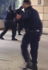 Blutbad bei Messer-Angriff: Vier Polizisten ermordet!