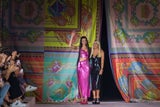 Dua Lipa x Versace. Die Sängerin ist mit der Kreativdirektorin Donatella seit Jahren eng verbündet.