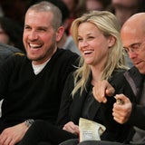 Reese Witherspoon strahlt mit Jim Toth und ihrem Verlobungsring