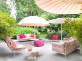 Die pastellfarbenen Canvas Sofas in Kombination mit den Berry Poufs in knalligem Magenta erzeugen ein märchenhaftes Bild. paolalenti.it&nbsp;