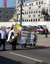 Terror-Organisation PKK marschiert bei 1.-Mai-Aufmarsch mit