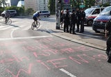 Aktivisten blockierten den Wiener Ring und seilten sich von Aspernbrücke ab