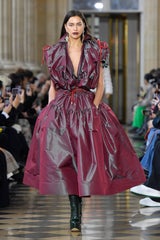 Hi-Tech, Eleganz und Tribute bei der Pariser Fashion Week