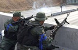 Gepanzertes Militärfahrzeug rast in Menschenmenge