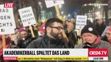 "Omas gegen Rechts" demonstrieren gegen WKR-Ball