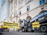 Umwelt-Aktivisten rollen mit Betonmisch-Lkw bei Ministerium an