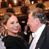 Flirtalarm am Opernball: Lugner gibt Muti Küsschen
