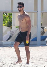 Joe Jonas relaxt am Strand