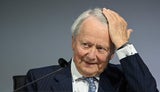 Torten-Wurf auf Wolfgang Porsche