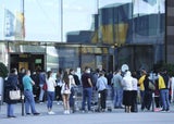 Großer Shopping-Neustart: Ansturm & lange Schlangen